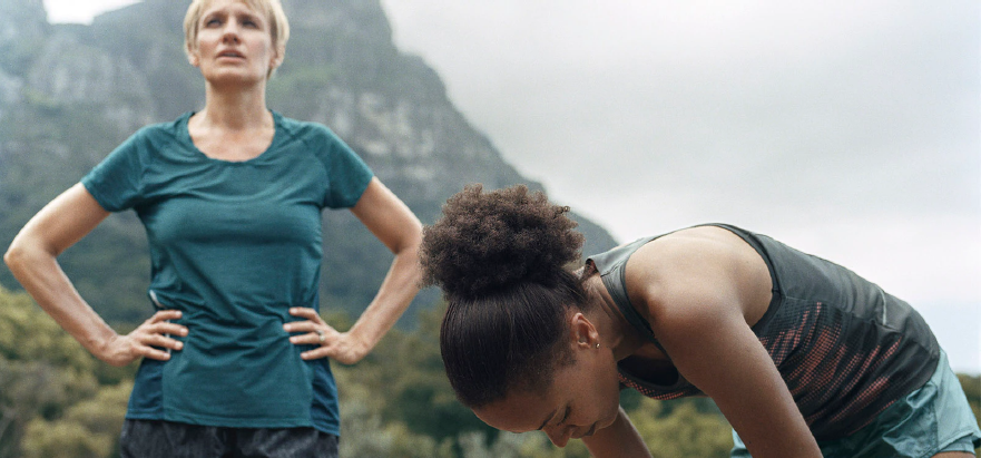 Zwei Frauen machen eine Pause beim Lauftraining im Freien