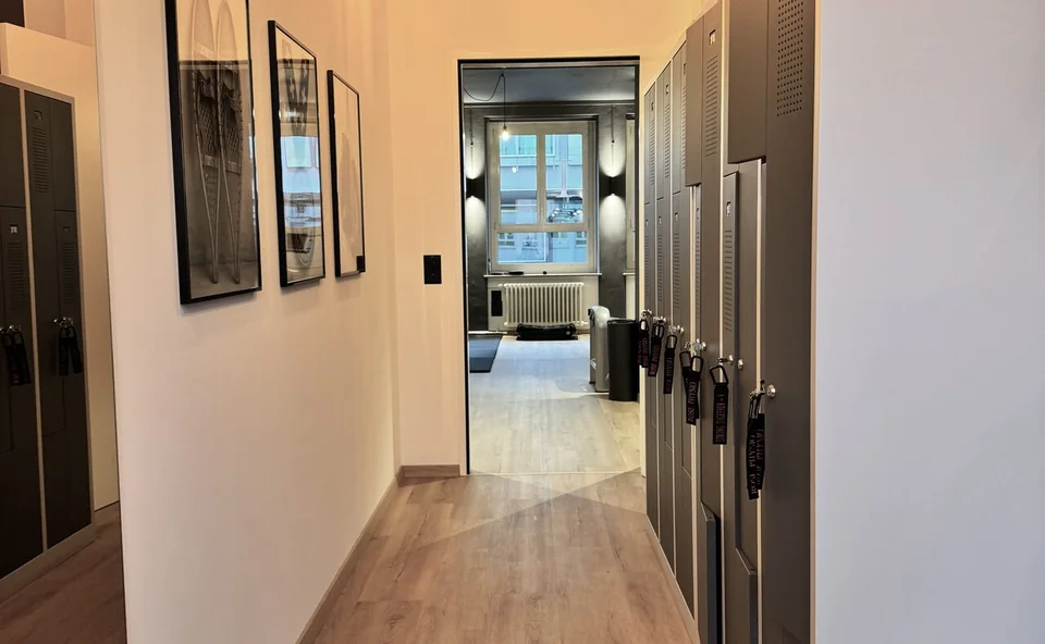Changing rooms with lockable lockers at the practice