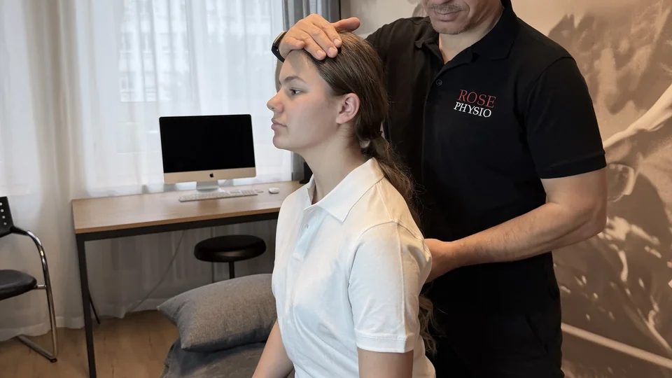 Physiotherapeut begleitet eine Patientin bei einer Bewegungsübung